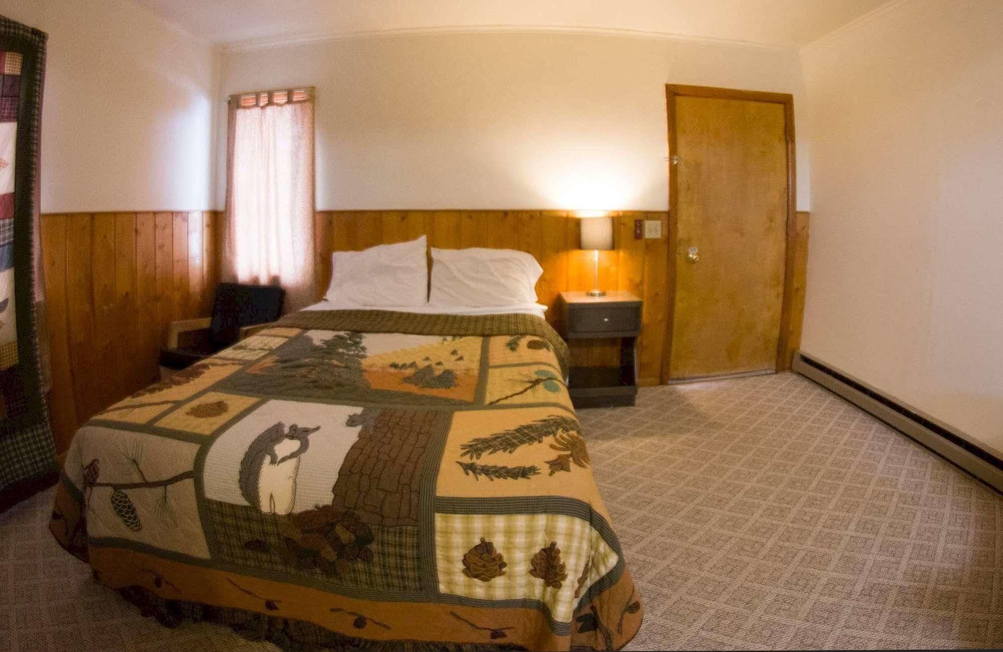 Yellowstone Holiday Motel West Yellowstone Exterior photo