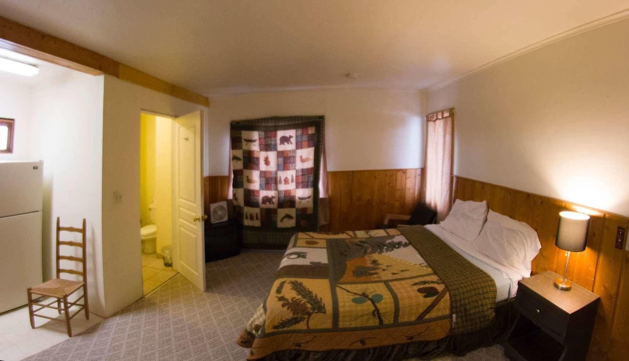 Yellowstone Holiday Motel West Yellowstone Exterior photo